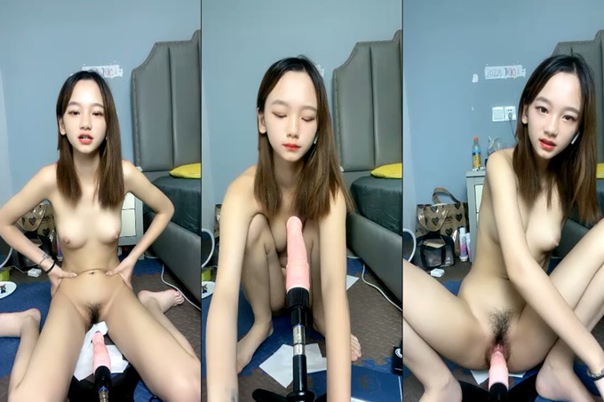 03年小嫩妹爱玩炮击！全裸苗条贫乳，炮击快档进出猛插，翘起屁股后入