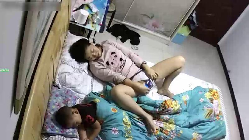 偸拍居家寂寞少妇孩子在旁边睡了她用手机视频聊天与网友虚拟做爱