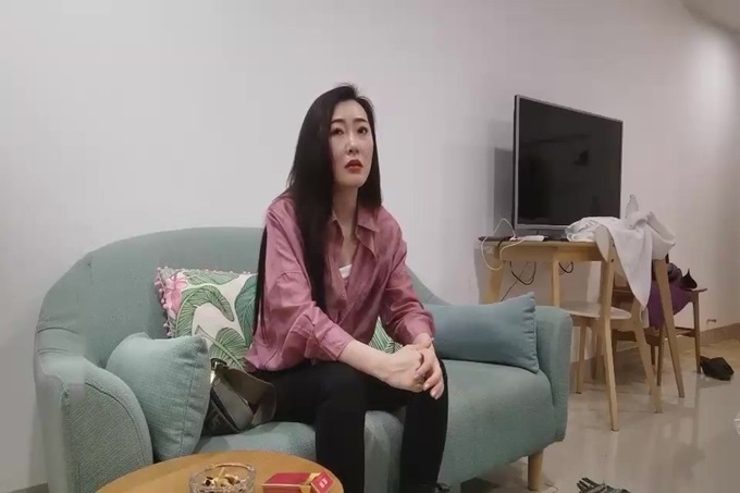 气质很好高端颜值外围美腿小姐姐 衬衣吊带小背心 按摩舔背先服务 拉着手后入操的互相急促 中场休息再继续第二炮