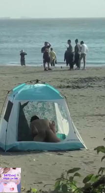 【大意了！社死】小青年和女友在海边帐篷啪啪帘子坏了~被围吃瓜了！