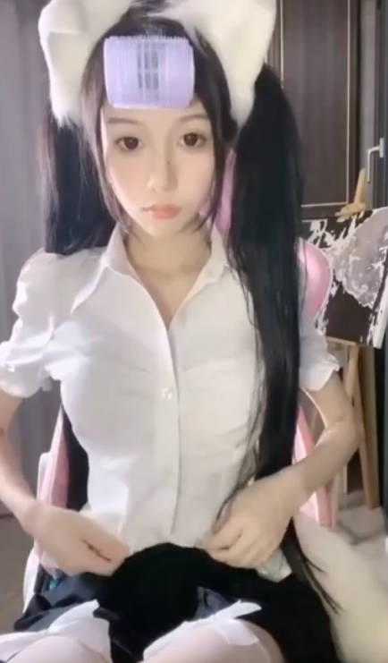 双马尾美少女纤细美腿白丝袜玻璃棒插无毛嫩穴