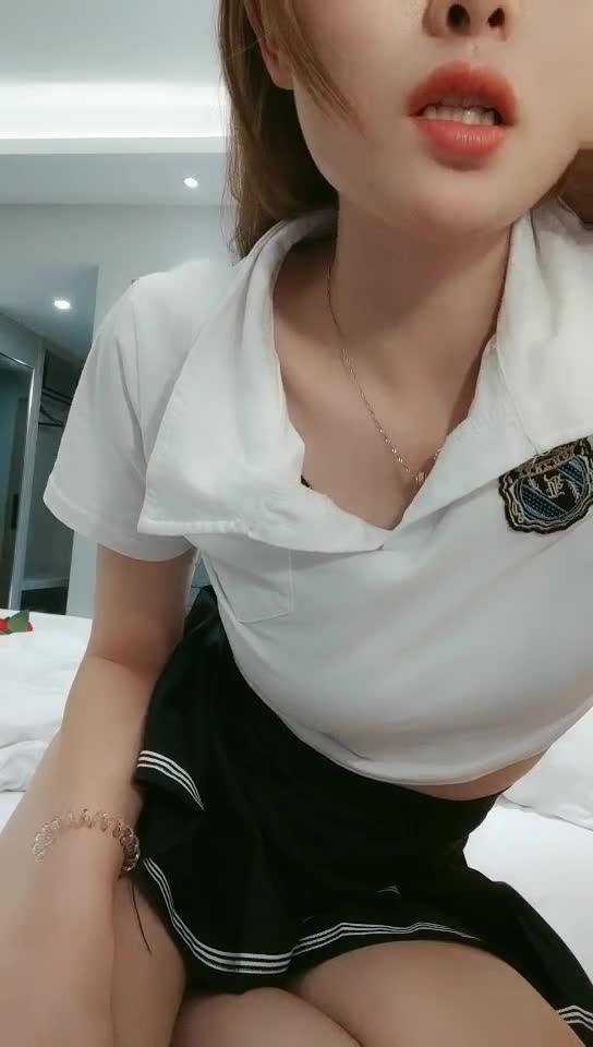 精东影业JD136好想征服我那霸道女朋友心萱