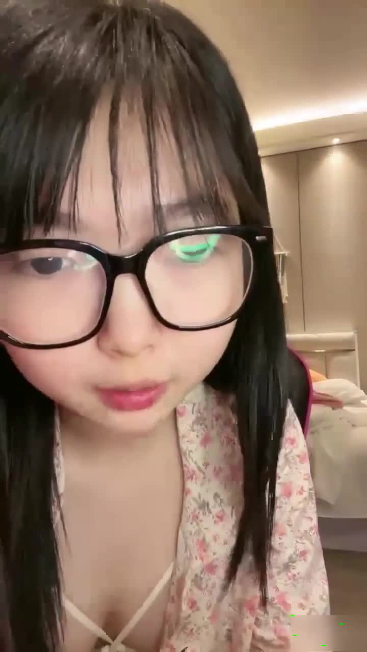 微胖眼镜小妞两腮胖都都❤️性爱私拍完整版海报剧照