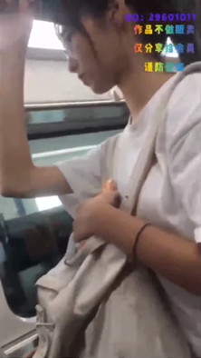 【地铁真实猥亵】齐叔深圳地铁跟踪邻居的女朋友，高中生很清纯，就这样直接顶上去了，女友虽然察觉但是没有抗拒