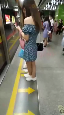 【地铁真实猥亵】广州地铁站，这次人不多，没有那么用力顶进去，