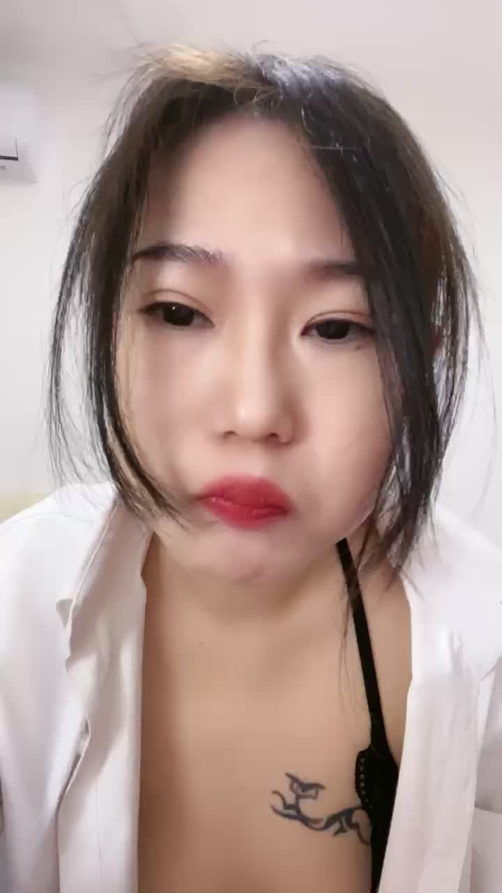 )黑丝留守少妇赚外快，情趣内衣搔首弄姿的发骚，长腿勾引自慰掰穴道具插嘴