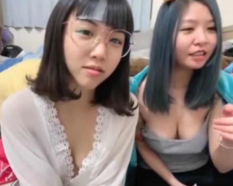 台湾 抖音直播疯狂的2女子 真空演出