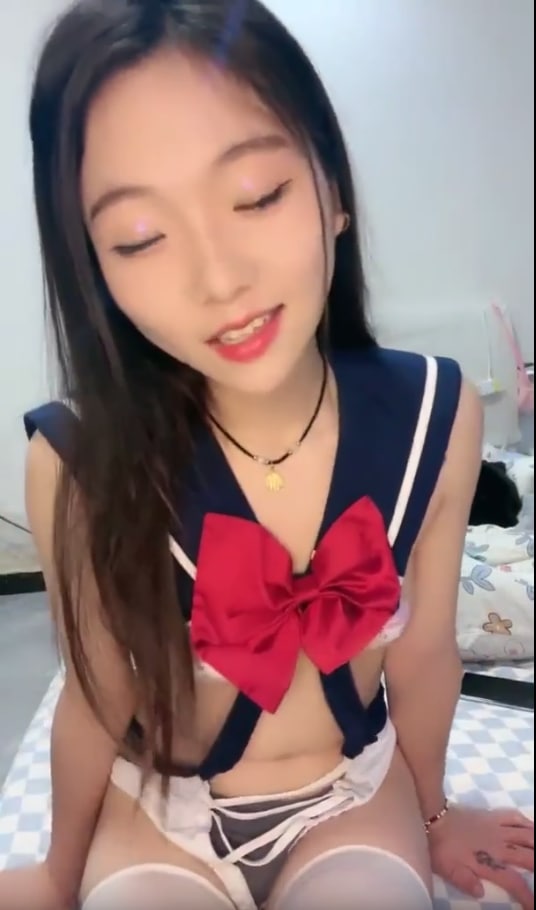 纯欲系青春美少女！情趣装白丝袜！假屌插穴舔屌双管齐下，低低娇