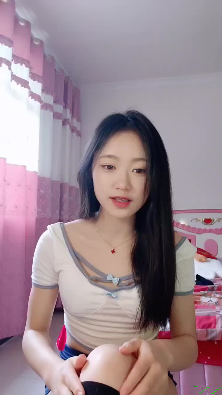 ❤️❤️純欲系顏值美女，小短褲很是性感，獨自在家發騷，脫光光揉騷穴，按摩器震動流淫水，低低呻吟