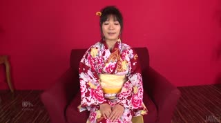 千春給日本口交和性交在她的和服