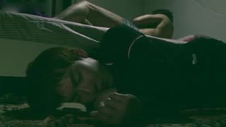 韩国最新限制级剧情片：《和女演员同居》老公只能睡在床下看着老