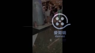 上海跳蛋女孩~地铁上当街夹跳蛋!!玩到都站不稳了~还是跳蛋漏电了!