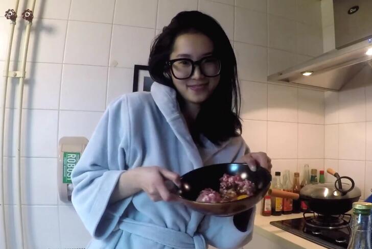 北京嫩模瑶瑶御姐范和男友玩裸体性爱厨房一边做菜一边被玩逼貌似厨艺还不错