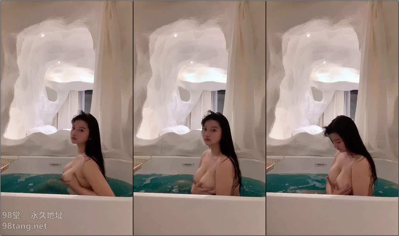 宫殿式闺房泡在浴缸里滋润肌肤和豪乳，看来这绝佳上品的身材，保