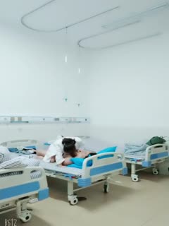 女护士值班寂寞爬上病人的床