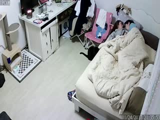 黑客破解家庭攝像頭監控小夫妻在床上啪啪妹子奶子挺大男的
